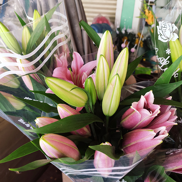 Combo trái cây và hoa ly hồng